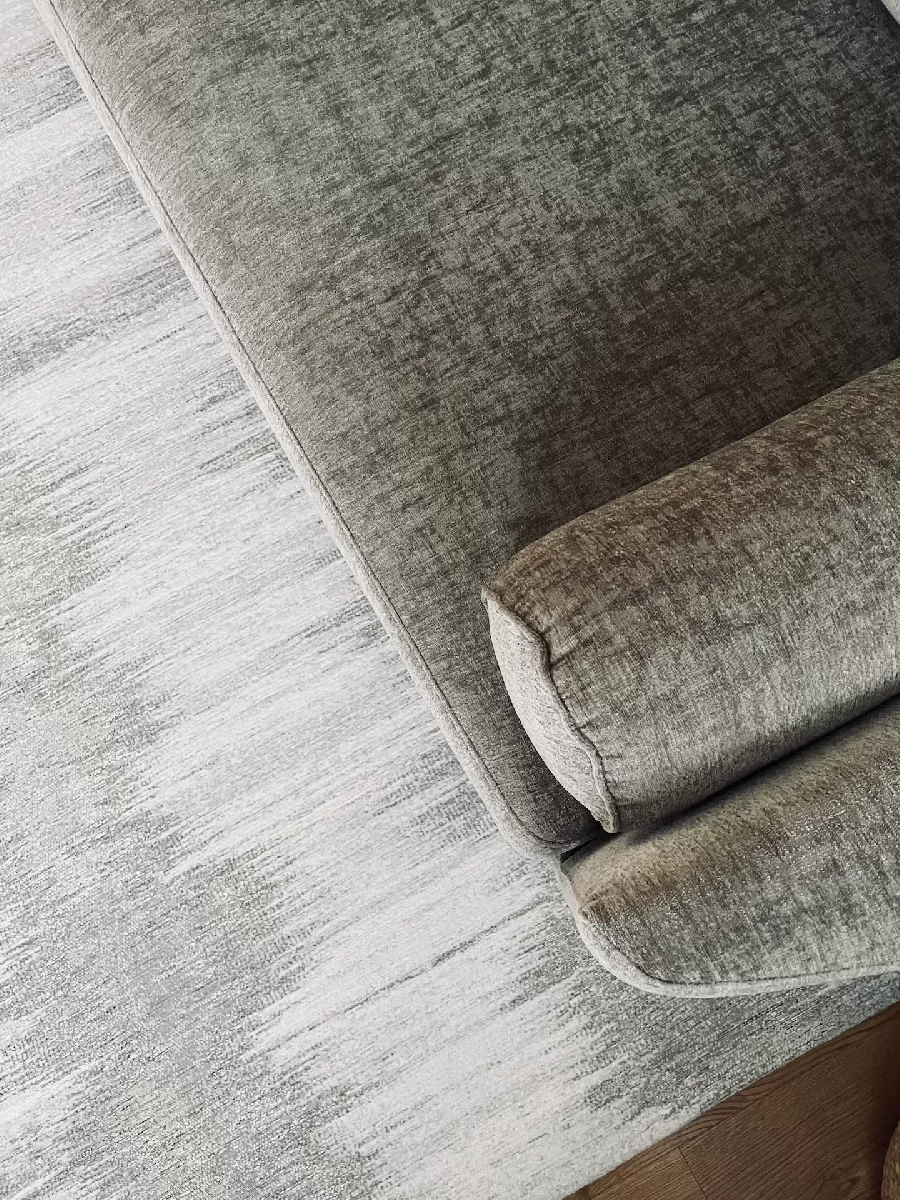 détail canapé tissu assorti au tapis