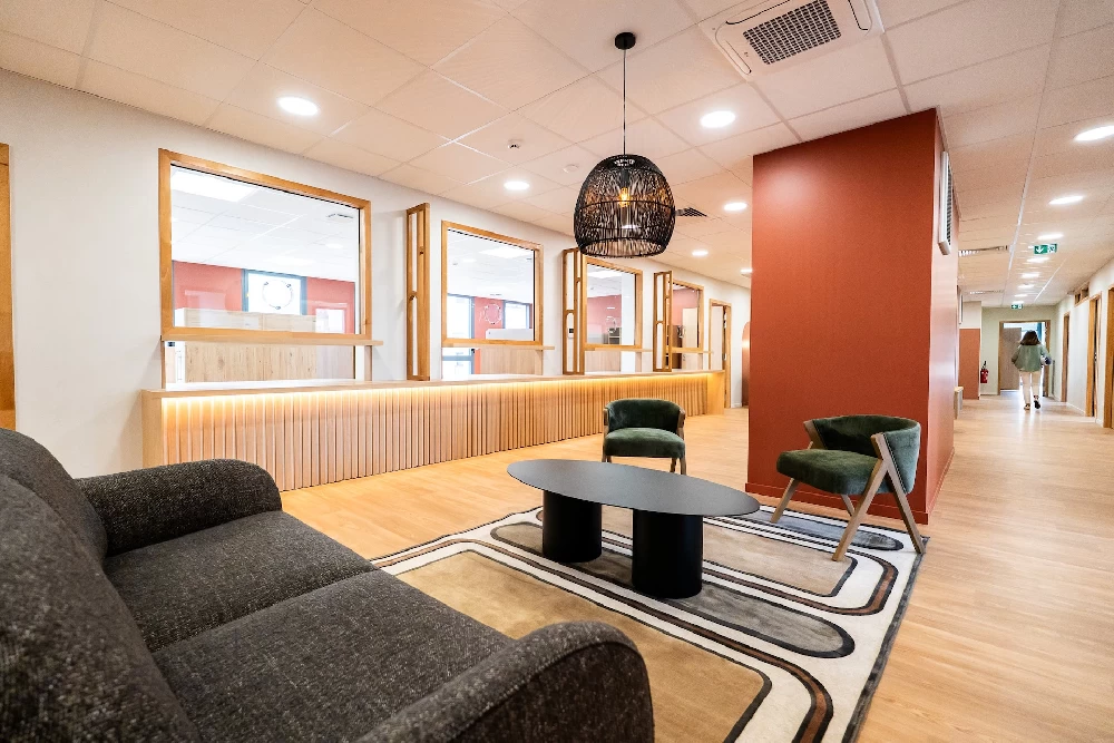 Salle d'attente de la clinique europe aménagement sur-mesure
