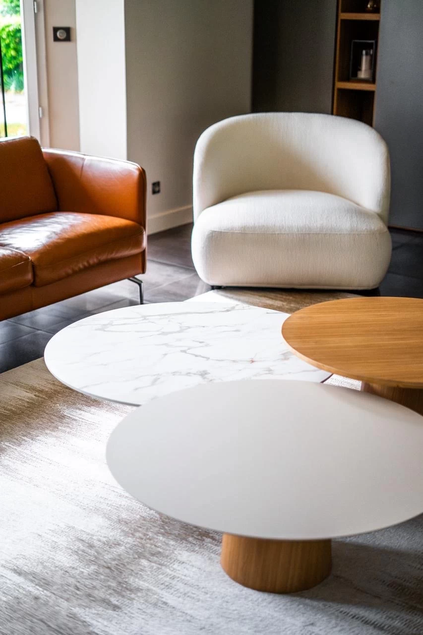 trois tables basses rondes assorties imperial line